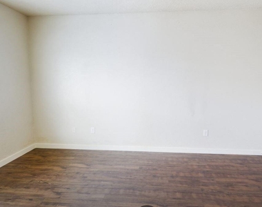 2607 Lawrence Street - Photo Thumbnail 29