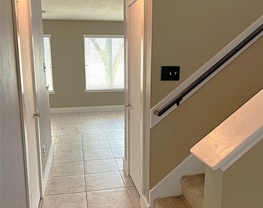 6819 Kingwood Glen Drive - Photo Thumbnail 4
