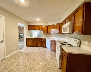 2406 Whitman Way Drive - Photo Thumbnail 7