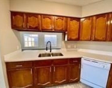 2406 Whitman Way Drive - Photo Thumbnail 6