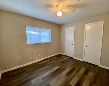 2406 Whitman Way Drive - Photo Thumbnail 13
