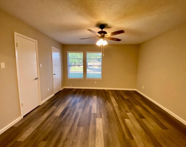 2406 Whitman Way Drive - Photo Thumbnail 14