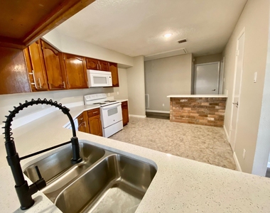 2406 Whitman Way Drive - Photo Thumbnail 9