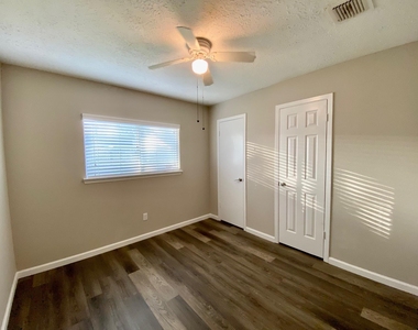 2406 Whitman Way Drive - Photo Thumbnail 11