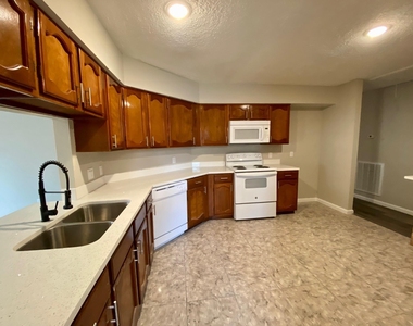 2406 Whitman Way Drive - Photo Thumbnail 10