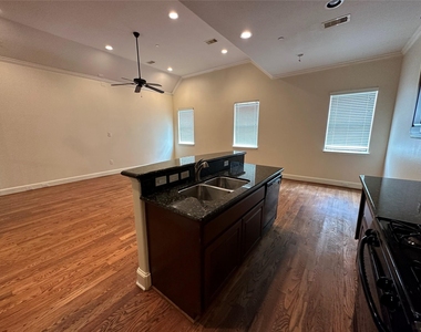 6353 Richmond Avenue - Photo Thumbnail 5