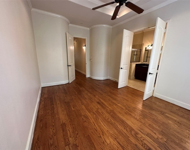 6353 Richmond Avenue - Photo Thumbnail 11