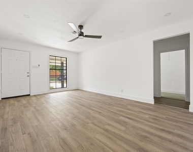 608 Lloyd Drive - Photo Thumbnail 4