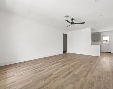 608 Lloyd Drive - Photo Thumbnail 3