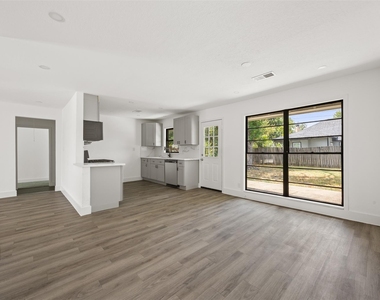 608 Lloyd Drive - Photo Thumbnail 7