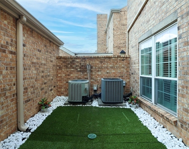 600 Wilcrest Drive - Photo Thumbnail 4