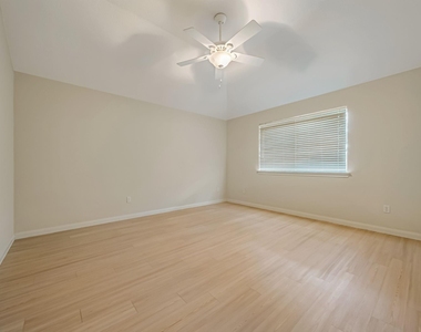 12810 Lake Shore Drive - Photo Thumbnail 15