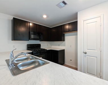 8810 Wooster Trails Drive - Photo Thumbnail 5