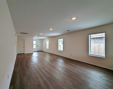 8810 Wooster Trails Drive - Photo Thumbnail 3