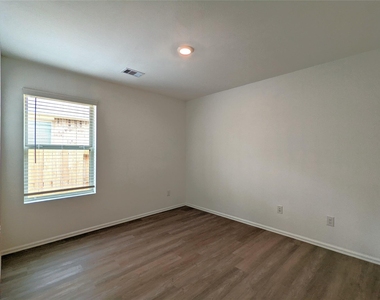8810 Wooster Trails Drive - Photo Thumbnail 9