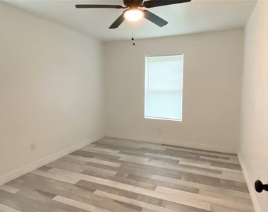 906 Eagle Avenue - Photo Thumbnail 4