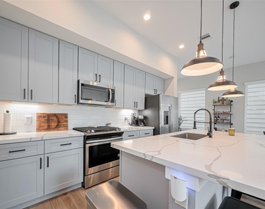 5209 Pinemont Creek Lane - Photo Thumbnail 4