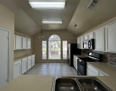 11607 Lennington Lane - Photo Thumbnail 6