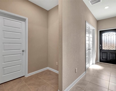 903 Cloverdale Drive - Photo Thumbnail 2