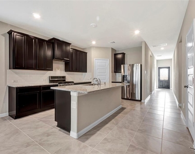 903 Cloverdale Drive - Photo Thumbnail 6