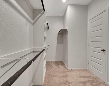 903 Cloverdale Drive - Photo Thumbnail 12
