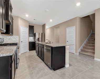 903 Cloverdale Drive - Photo Thumbnail 4