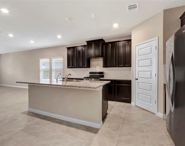 903 Cloverdale Drive - Photo Thumbnail 7