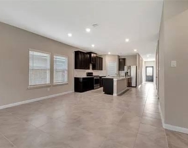 903 Cloverdale Drive - Photo Thumbnail 8