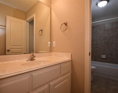 919 Fisher Street - Photo Thumbnail 33