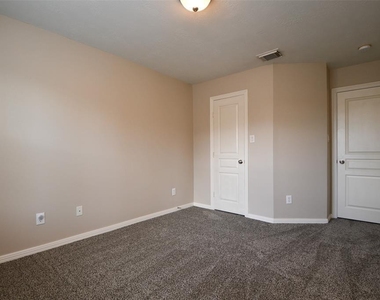 919 Fisher Street - Photo Thumbnail 37