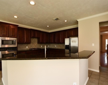 919 Fisher Street - Photo Thumbnail 12
