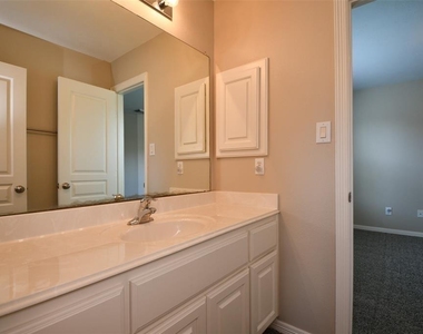 919 Fisher Street - Photo Thumbnail 35