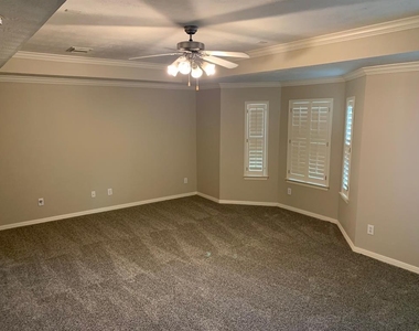 919 Fisher Street - Photo Thumbnail 6