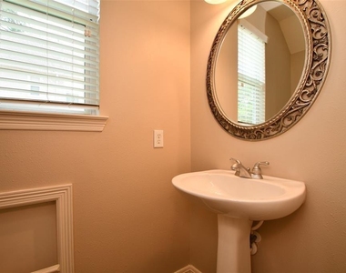 919 Fisher Street - Photo Thumbnail 10