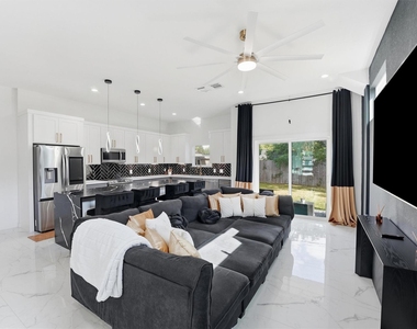 5839 Southwell Street - Photo Thumbnail 5
