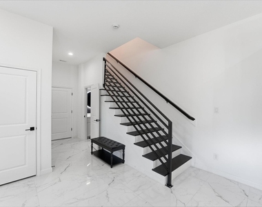5839 Southwell Street - Photo Thumbnail 11