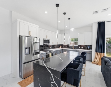 5839 Southwell Street - Photo Thumbnail 6