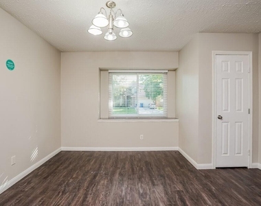 11918 Cottonwood Lane - Photo Thumbnail 4