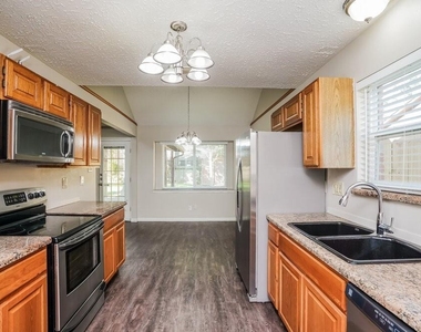 11918 Cottonwood Lane - Photo Thumbnail 6