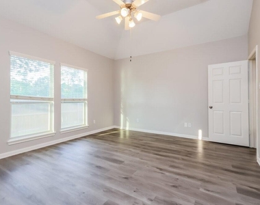 985 Oak Falls Drive - Photo Thumbnail 7