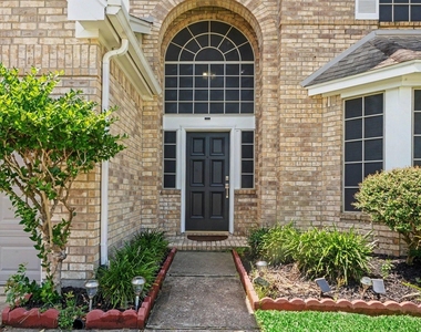 1927 Pinewood Court - Photo Thumbnail 5