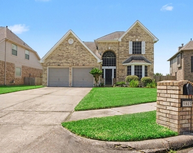 1927 Pinewood Court - Photo Thumbnail 2