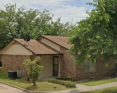 709 W Witt St - Photo Thumbnail 2
