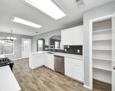 4805 E Columbary Drive - Photo Thumbnail 9