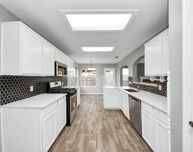 4805 E Columbary Drive - Photo Thumbnail 8