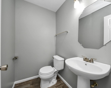 4805 E Columbary Drive - Photo Thumbnail 7