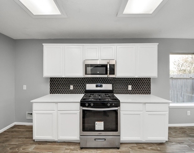 4805 E Columbary Drive - Photo Thumbnail 10