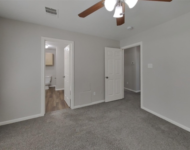 11403 Carla Street - Photo Thumbnail 7