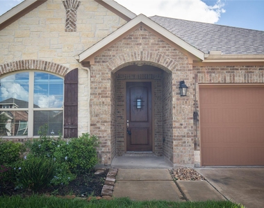 311 Lockridge Hill Ln - Photo Thumbnail 2