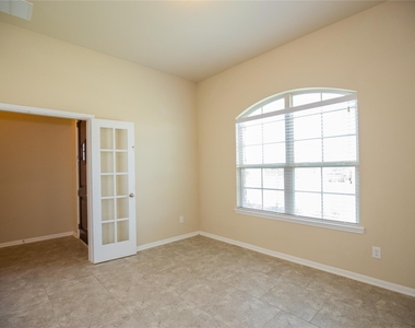 311 Lockridge Hill Ln - Photo Thumbnail 8